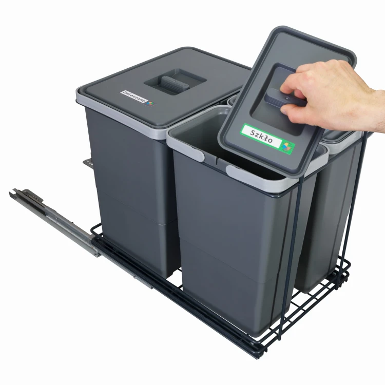 Dłoń unosząca pokrywę kosza z naklejką Szkło – sortownik ECOCUBE z wysuniętym stelażem