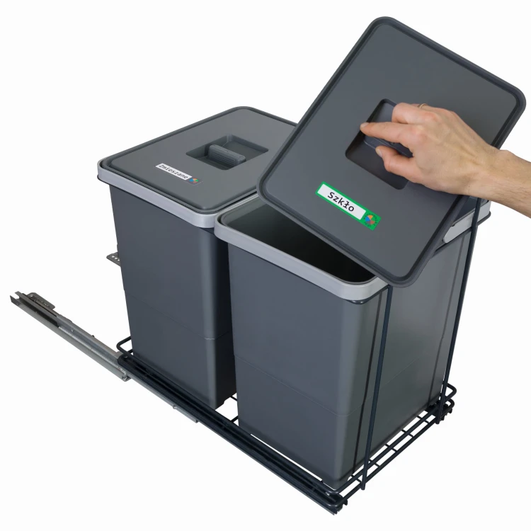 Dłoń unosząca pokrywę kosza 18 l z naklejką frakcji – sortownik ECOCUBE z dwoma szerokimi koszami