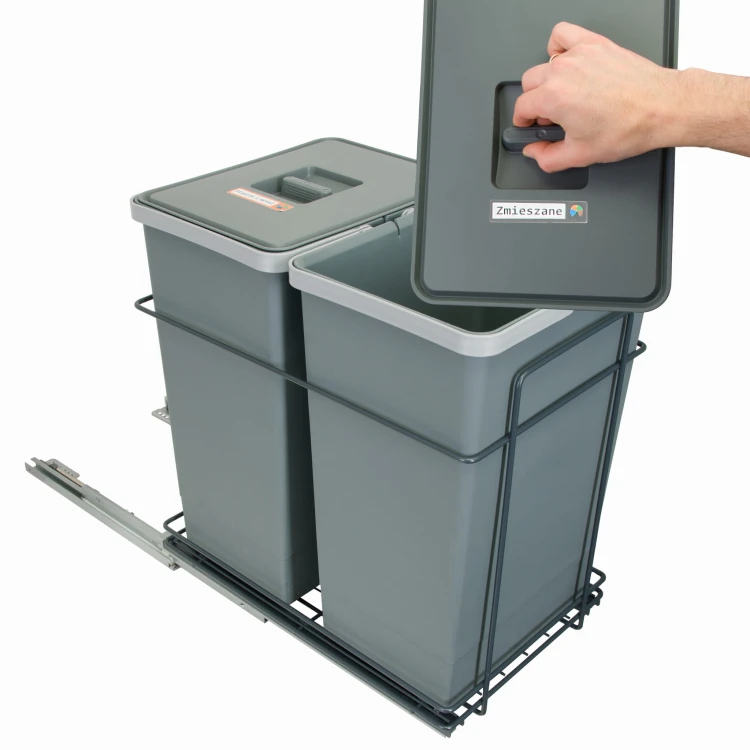 Dłoń unosząca pokrywę kosza 24 l z naklejką frakcji – sortownik ECOCUBE z wysuniętym stelażem