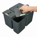 FLEXI do szuflady BLUM – cztery kosze 1×16 l i 3×8 l z filtrem węglowym na białym tle, z ręką unoszącą pokrywę