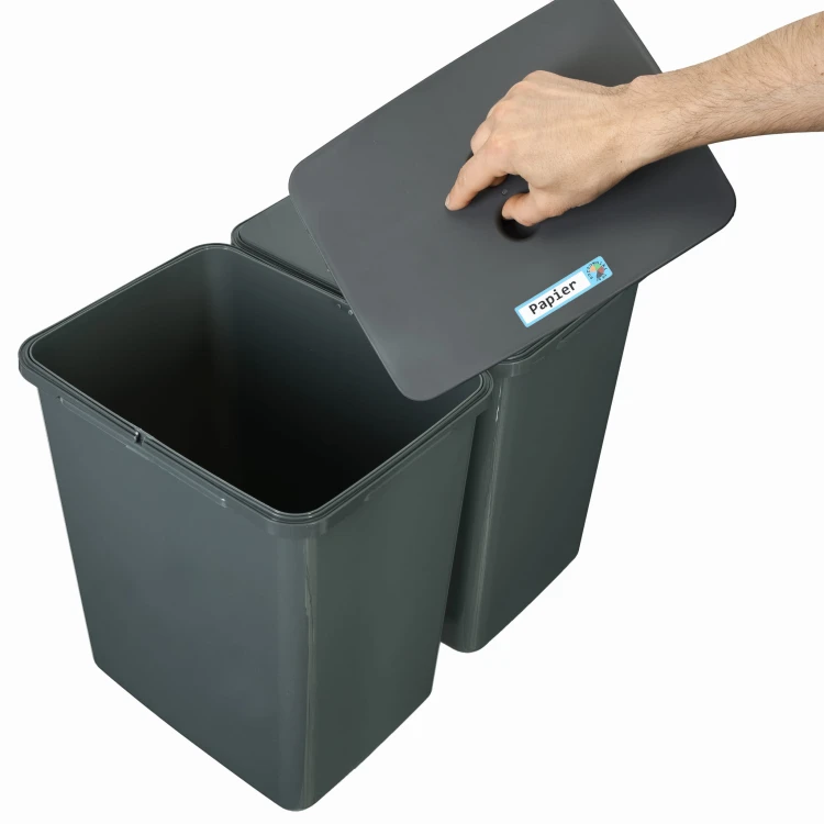 Zestaw koszy FLEXI do szuflady BLUM 45 cm – dwa pojemniki 20 l z filtrem węglowym na białym tle pokrywa uniesiona dłonią