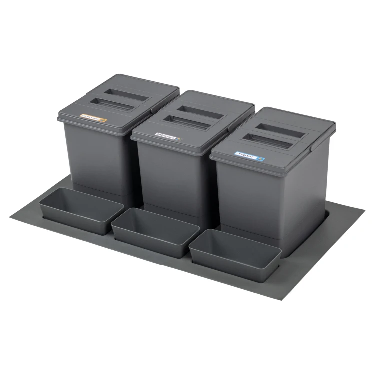 Sortownik QUADRA do szuflady w szafce 80 i 90 cm Sortowniki24 – zestaw 3 koszy 15 l na białym tle