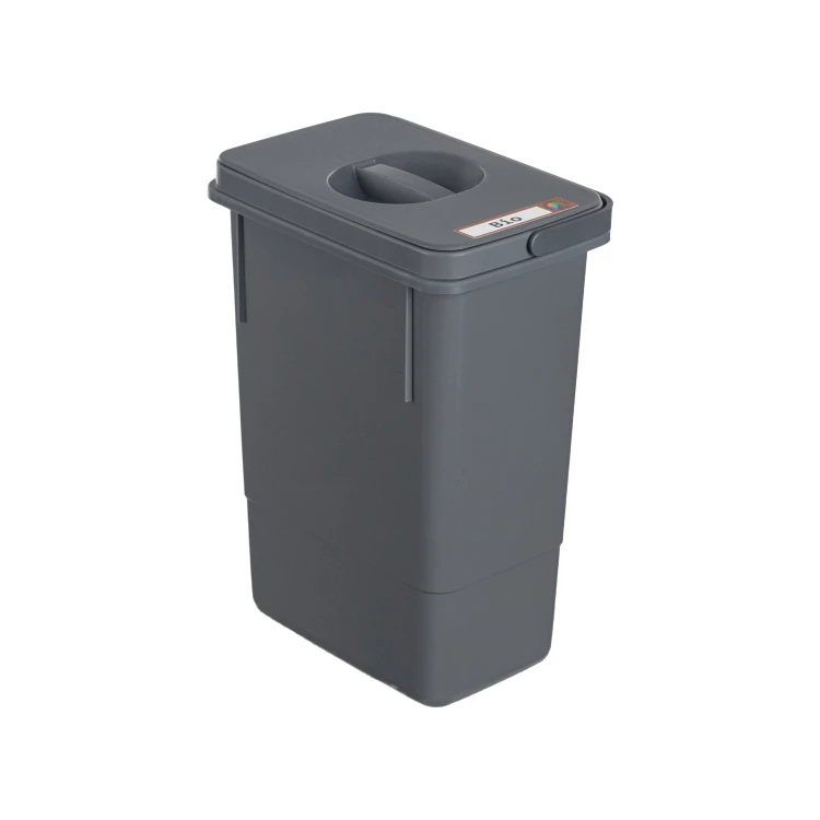 Polski kosz antracytowy 7 l na białym tle. Gładka pokrywa z prostokątnym uchwytem oparta o bok pojemnika, odsłaniając wnętrze. Wysokość 30 cm. Packshot.