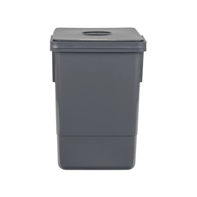 Antracytowy kosz 15 l o wysokości 30 cm z nałożoną pokrywą. Profesjonalny packshot z profilu, pokazujący węższy bok polskiego pojemnika na białym tle.