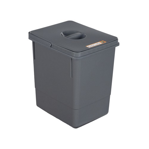 Polski kosz 15 l (wysokość 30 cm) na czystym białym tle. Gładka pokrywa z centralnym wycięciem zdjęta i oparta o antracytowy korpus pojemnika. Packshot.